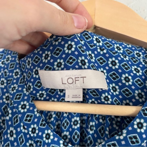 🦋 LOFT Blue Sleeveless Lightweight Blouse Casual Small - Picture 2 of 4